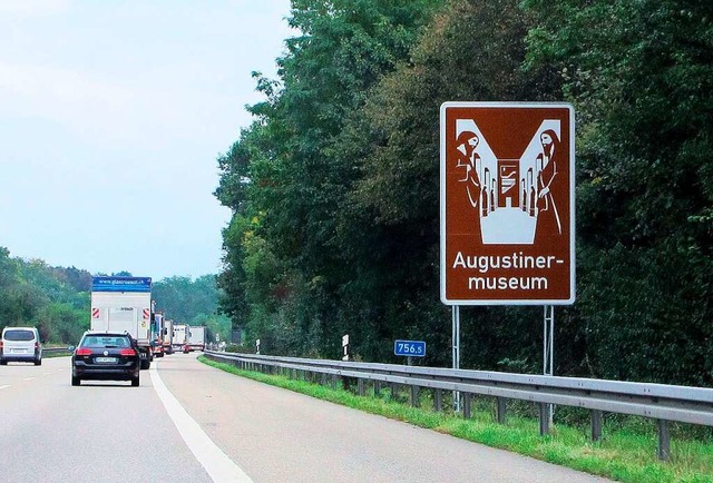 Die Propheten vom Freiburger Mnster f...m neuen Hinweisschild an der Autobahn.  | Foto: Dieter Pfaff