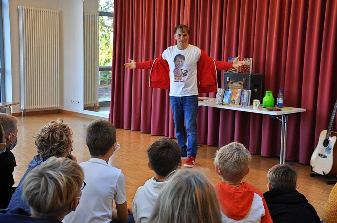 Baakes Lesung warinteraktiv: Schüler mussten mitraten, mitsingen, mitmachen.  | Foto: Jutta Schütz