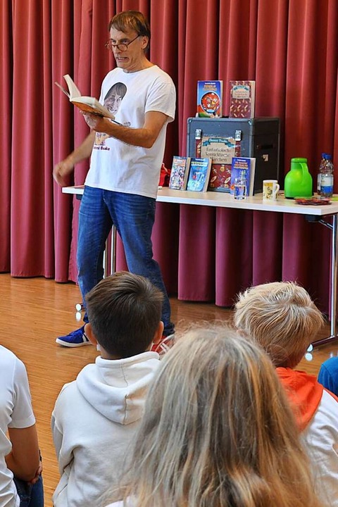 Baake stellte auch sein neuestes Buch ...enteuer der Leuchtgiraffen&#8220; vor.  | Foto: Jutta Schtz