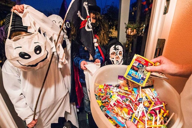 Kleine Geister, Piraten und Monster fr...s Jahr wieder Halloween feiern drfen.  | Foto: Armin Weigel (dpa)