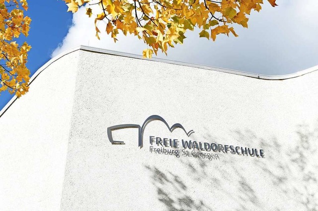 Das Logo der Freiburger Waldorfschule ...er Fassade der schuleigenen Festhalle.  | Foto: Rita Eggstein