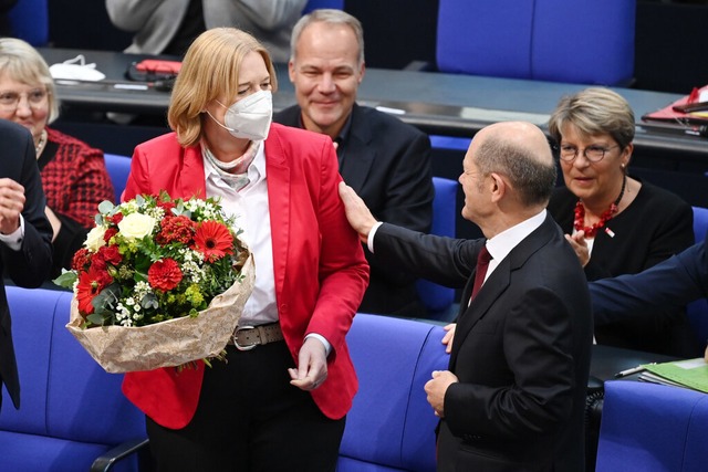 SPD-Kanzlerkandidat Olaf Scholz gratul...ierenden Sitzung des neuen Bundestags.  | Foto: Britta Pedersen (dpa)