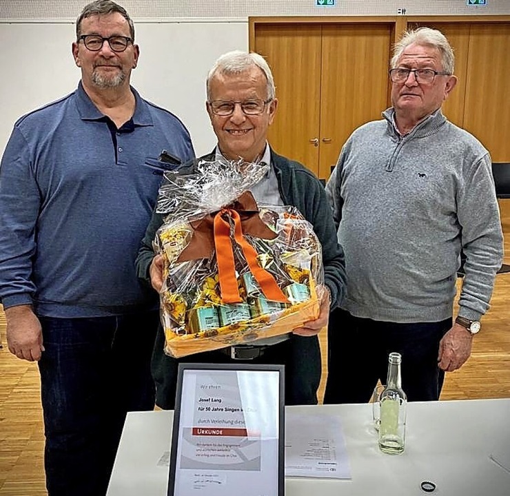 Uwe Mehmen (von links) gratuliert Josef Lang und Ralf Morgenthaler.  | Foto: privat
