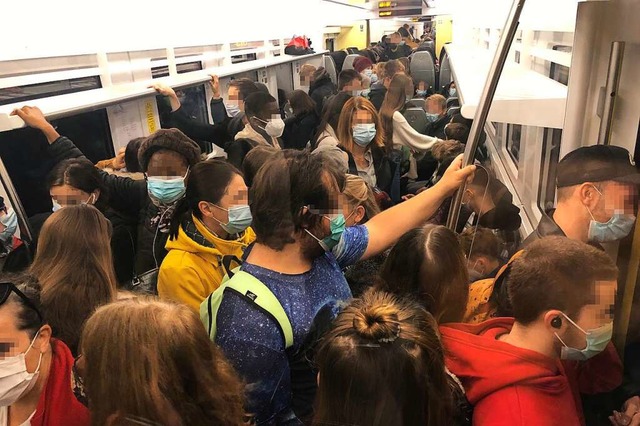 Dicht gedrngt standen am Dienstagmorg...gau-S-Bahn von Breisach nach Freiburg.  | Foto: Martin Deufel