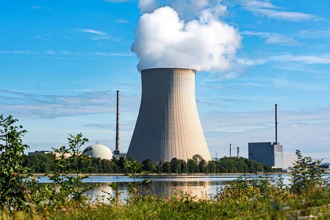 Die Atomkraftwerke Isar 1 (rechts ) und Isar 2 mit Kühlturm in der Mitte.  | Foto: Armin Weigel (dpa)