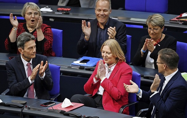 Applaus ihrer Fraktion fr die neu gew...identin Brbel Bas (Mitte) von der SPD  | Foto: Britta Pedersen (dpa)