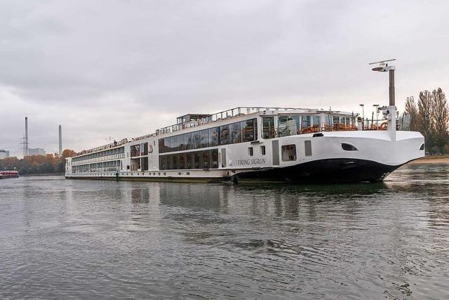 Festgefahrene Schiffe blockieren stundenlang den Rhein