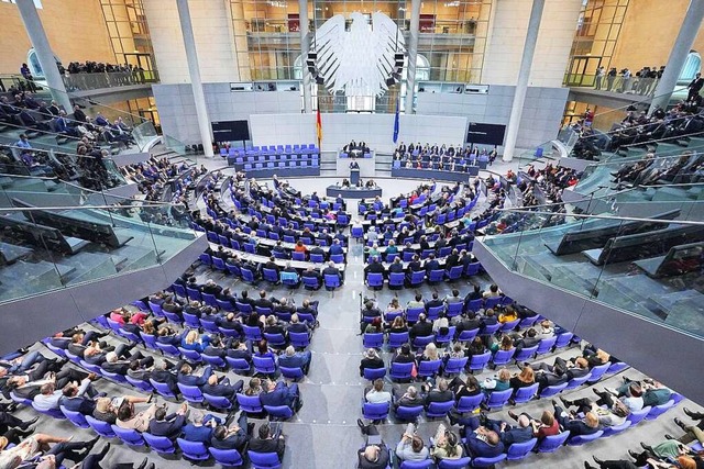 Die Regierungsbank (links oben) ist noch leer.  | Foto: Michael Kappeler (dpa)