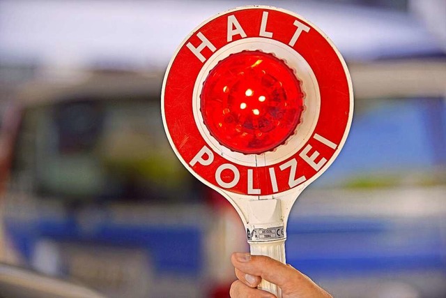 Die Polizei will einen Fahrer stoppen, doch der reagiert zunchst nicht.  | Foto: Michael Bamberger