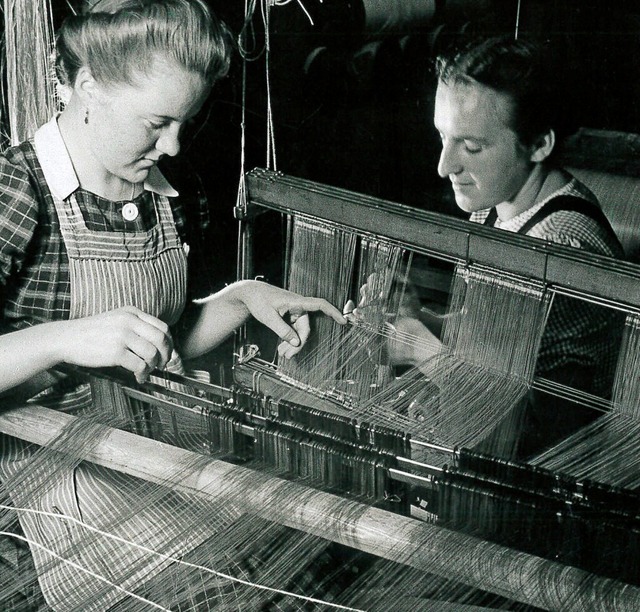 Frauen in der Mechanischen Bundweberei...940er und nicht in den 1920er Jahren.   | Foto: Paul Wolff