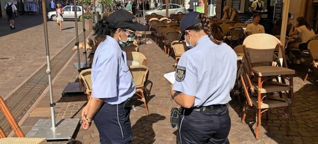 Die Mitarbeiterinnen des stdtischen O...ut an die Corona-Vorschriften halten.   | Foto:  Duygu-D'Souza, Susann