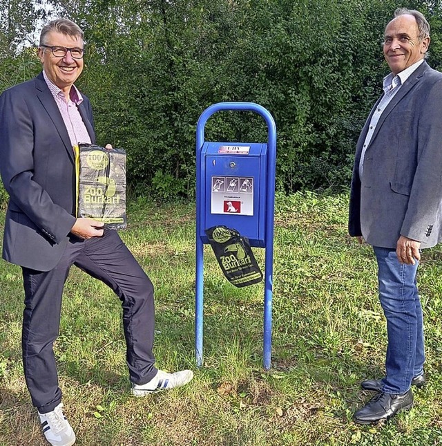 Kurdirektor Rolf Rubsamen (links) freu...elspender, die Dieter Burkart bergab.  | Foto: Kur und Bder GmbH