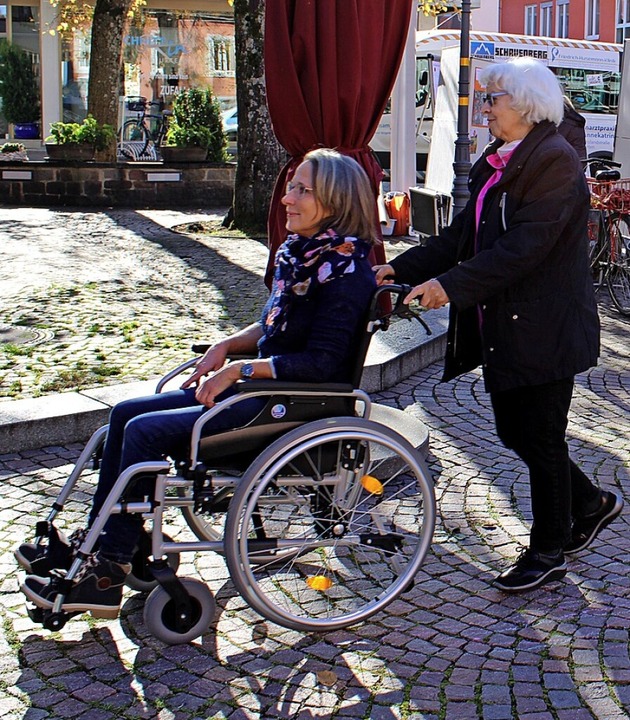 Das Helferteam war mit Rollstühlen in der Fußgängerzone unterwegs.   | Foto: Nina Herrmann