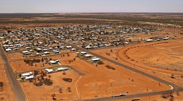 Quilpie aus der Luft, umgeben von roter Erde und sprlicher Vegetation.  | Foto: Leon O'Neil (dpa)