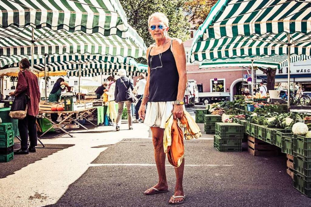 Machen andere auch: Otmar Eisenberg is...n Flipflops und im Minirock unterwegs.  | Foto: Andreas Reiner