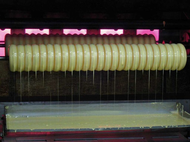 In der Baumkuchenmaschine des japanisc...im dreht sich der Baumkuchen am Spie.  | Foto: Bartsch, Bernhard