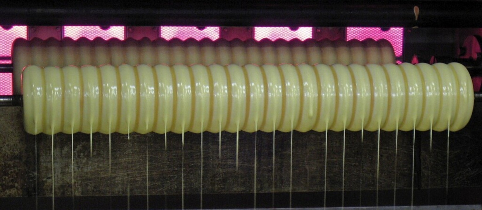 In der Baumkuchenmaschine des japanisc...im dreht sich der Baumkuchen am Spieß.  | Foto: Bartsch, Bernhard