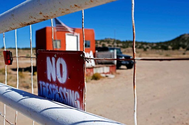 Ein &quot;Betreten verboten&quot;-Schi...ngang zum Filmset Bonanza Creek Ranch.  | Foto: Andres Leighton (dpa)