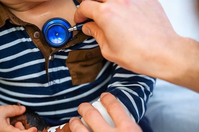 Den Kinderrzten graut vor dem Winter.  | Foto: Sebastian Gollnow (dpa)