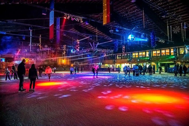 Im Herrischrieder Eishallenrund geht a...en Eis-Discos werden wieder angeboten.  | Foto: Gemeinde