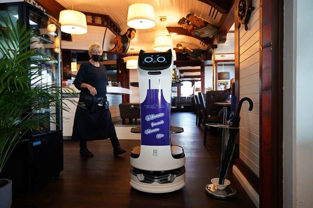 Der Servierroboter Bella fhrt autonom durch das Hafenrestaurant zu den Tischen.  | Foto: Marcus Brandt (dpa)