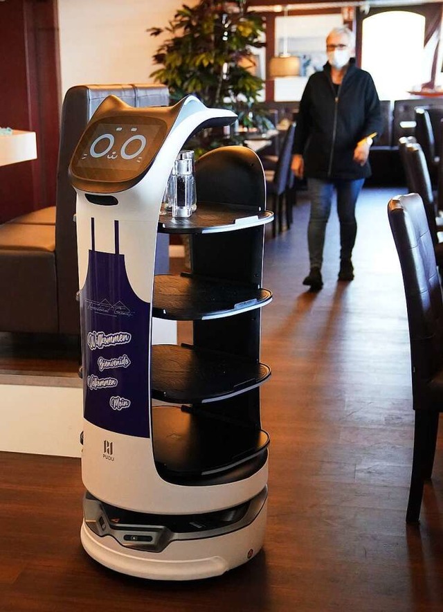 Der Servierroboter Bella fhrt autonom durch das Hafenrestaurant zu den Tischen.  | Foto: Marcus Brandt (dpa)