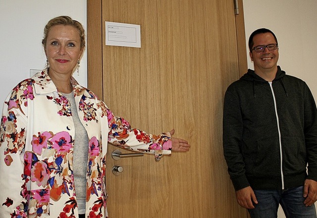 Schulleiterin  Stefanie Jagasia stellt den neuen Konrektor Oliver Pichler vor.  | Foto: Marlies Jung-Knoblich