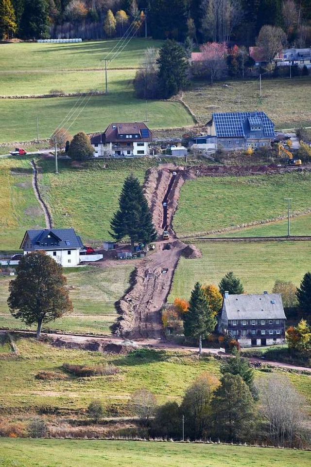 Ein Graben geht durch Rudenberg: Der Kanal zur Abwasserbeseitigung wird verlegt.  | Foto: Tanja Bury