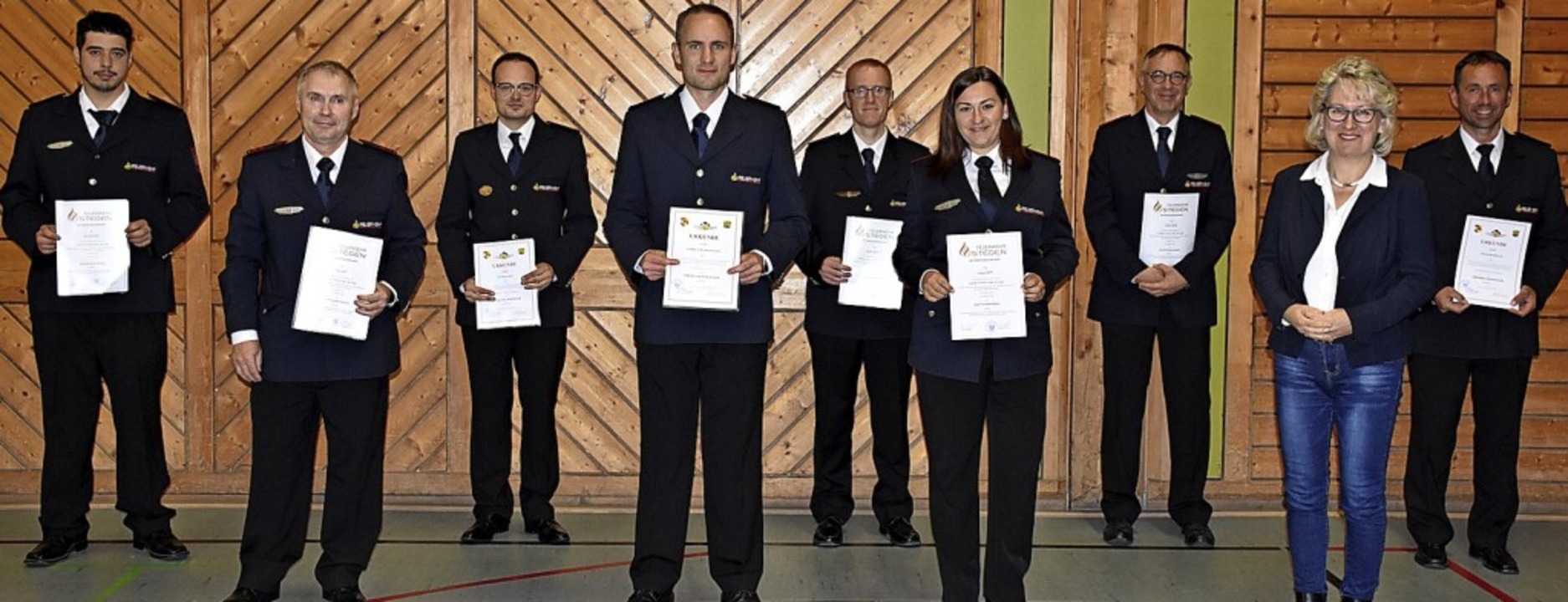 Bürgermeisterin Fränzi Kleeb gratulierte Mitgliedern der Wehr zur Beförderung.  | Foto: Thomas Biniossek