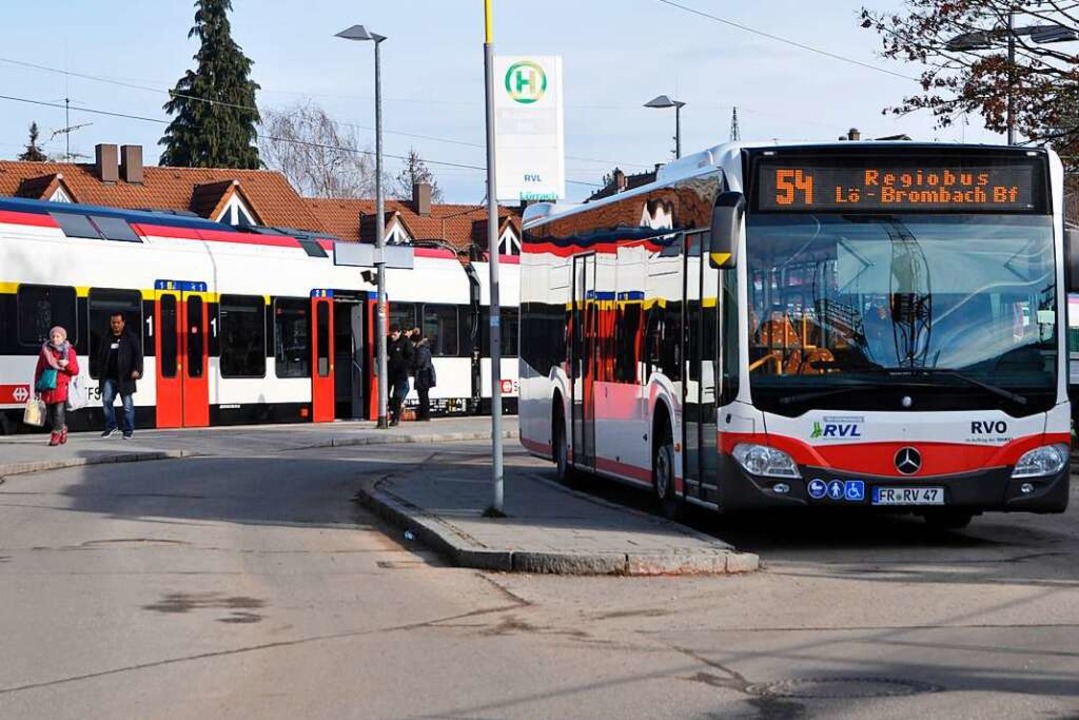 Der Regiobus muss fünf Minuten auf die...ltestelle Brombach/Hauingen eintrifft.  | Foto: Daniel Gramespacher