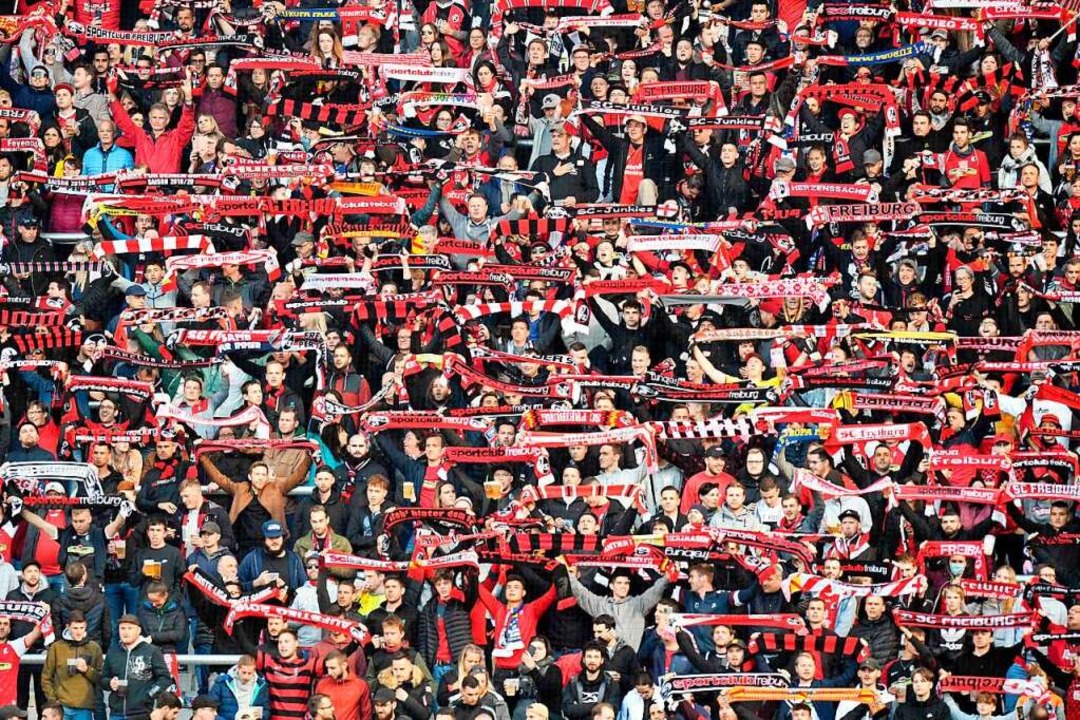 Fans des SC Freiburg im Europa-Park-St...beim 1:1 gegen Leipzig am 16. Oktober.  | Foto: THOMAS KIENZLE (AFP)