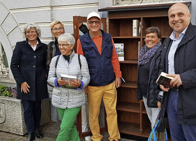 Mitglieder des Partnerschaftsvereins u...hlatterer weihten die Bchertre ein.   | Foto: Gerhard Walser