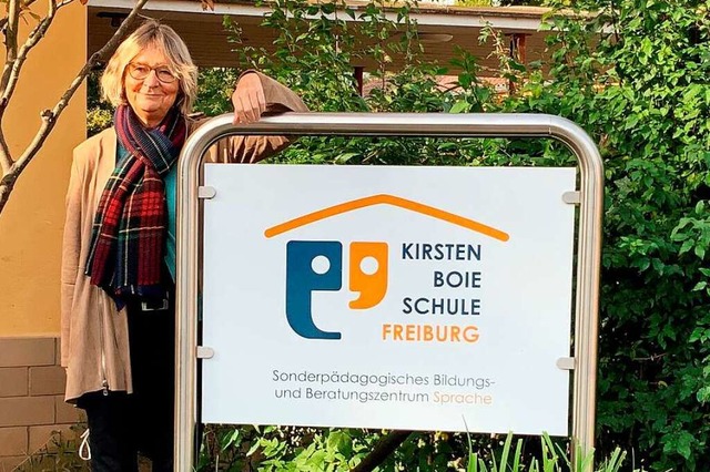 Autorin Kirsten Boie am Schild der Schule, die ihren Namen trgt  | Foto: Ulrike Luthardt