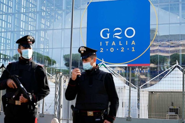 Italienische Carabinieri patrouilliere...e), in dem der G20-Gipfel stattfinden.  | Foto: Gregorio Borgia (dpa)