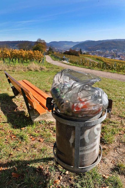 Ein überquellender Abfallbehälter am S... Windstoß in der Landschaft verteilt.   | Foto: Christoph Breithaupt