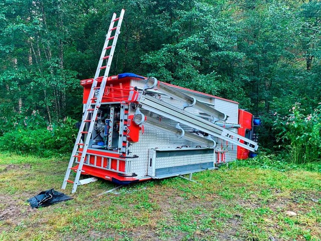 Eines der Feuerwehrautos wurde bei ein...fall am 5. September zum Totalschaden.  | Foto: privat