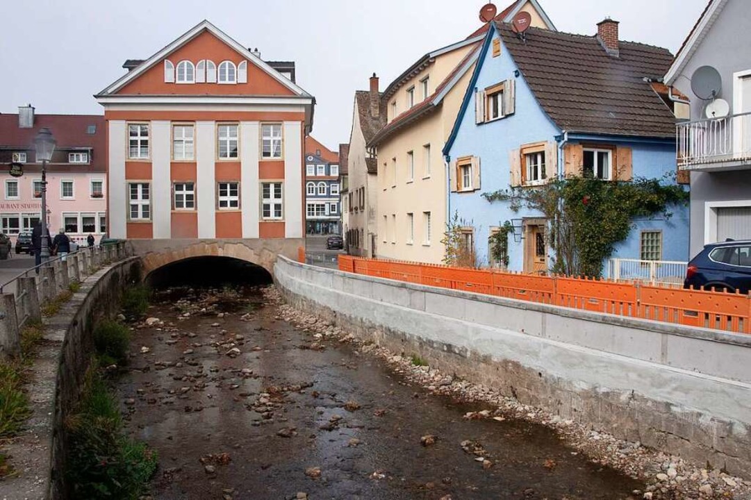 Schützt die erhöhte Ufermauer am Klemm...t sie eine Gefahr für den Bereich dar?  | Foto: Volker Münch