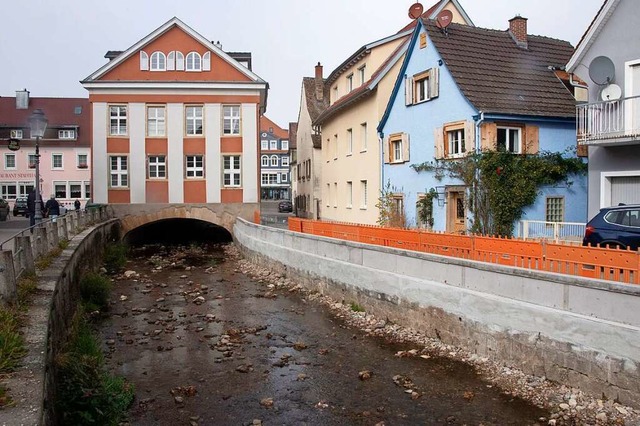 Schtzt die erhhte Ufermauer am Klemm...t sie eine Gefahr fr den Bereich dar?  | Foto: Volker Mnch