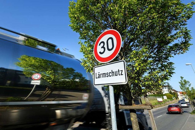 Fr die Einrichtung einer 30er-Zone br...rund, wie zum Beispiel den Lrmschutz.  | Foto: Felix Kstle (dpa)