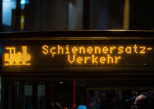 Vom 2. bis 4. November gibt es zwische...ersatzverkehr und genderte Fahrplne.  | Foto: Andreas Arnold