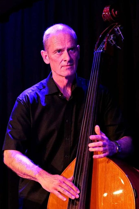 Bassisten mssen cool und stoisch sein: Wolfgang Mrike aus Stuttgart  | Foto: Hans-Peter Mller