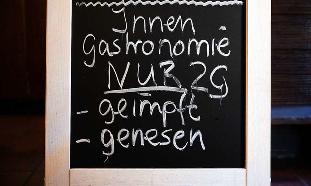 Schild an einem Restaurant (Symbolbild)  | Foto: Julian Stratenschulte (dpa)