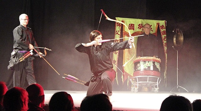 Beim Chinese Archery wird in Anlehnung...ne Bogenschieen intuitiv geschossen.   | Foto: Jennifer Ruh