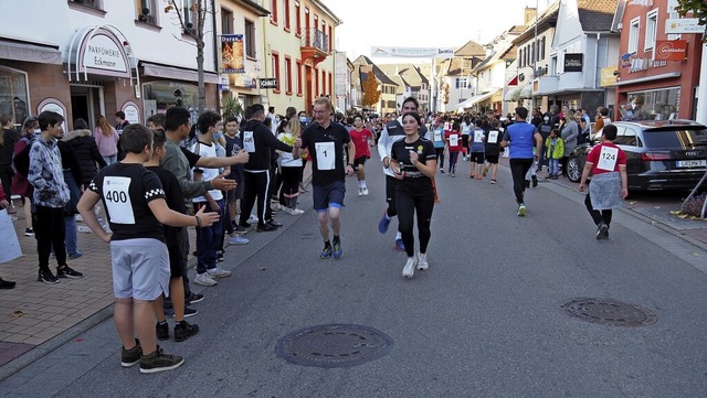 Ein Spektakel auf und neben der Streck... Interesse am Spendenlauf war riesig.   | Foto: Michael Haberer