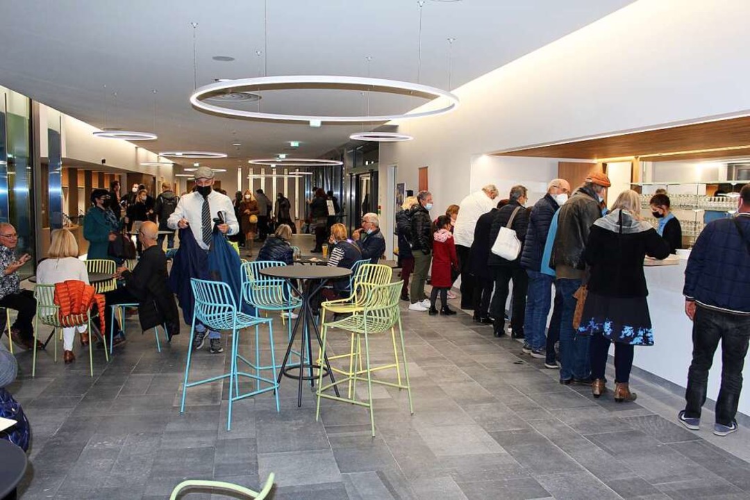 Auch das Foyer erlebte erstmals Publikum von beiden Seiten des Rheins.  | Foto: Eva Buchholz