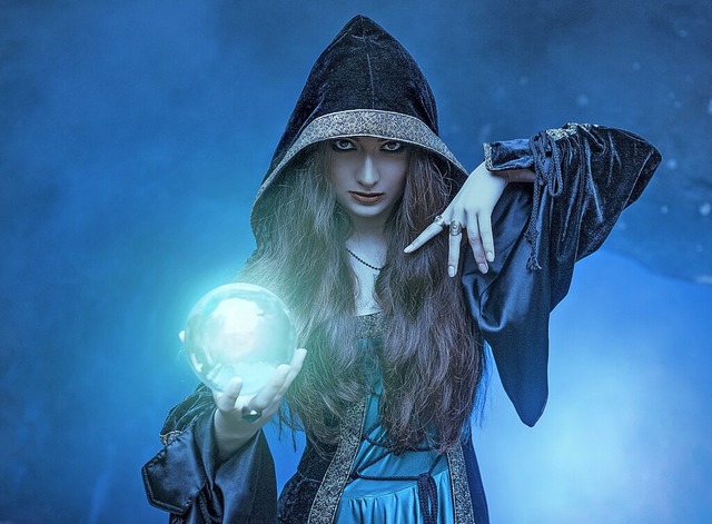 Manche Hexe kann mit Hilfe einer Kristallkugel in die Zukunft sehen.  | Foto: grape_vein  (stock.adobe.com)