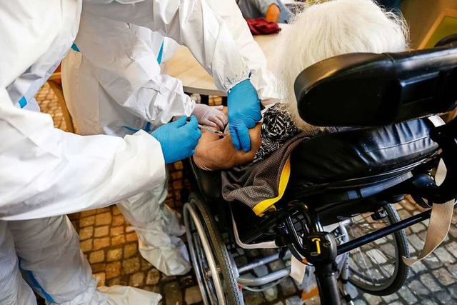 Eine Seniorin lsst sich impfen (Symbolfoto)  | Foto: Cecilia Fabiano
