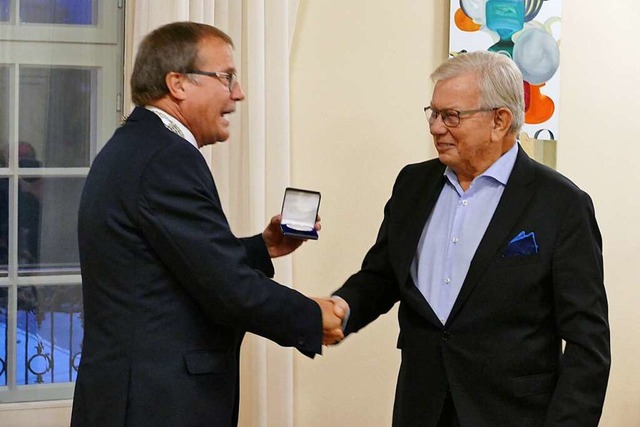 Dieter Schler (rechts) bekommt von OB...erdienstmedaille der Stadt berreicht.  | Foto: Dora Schls