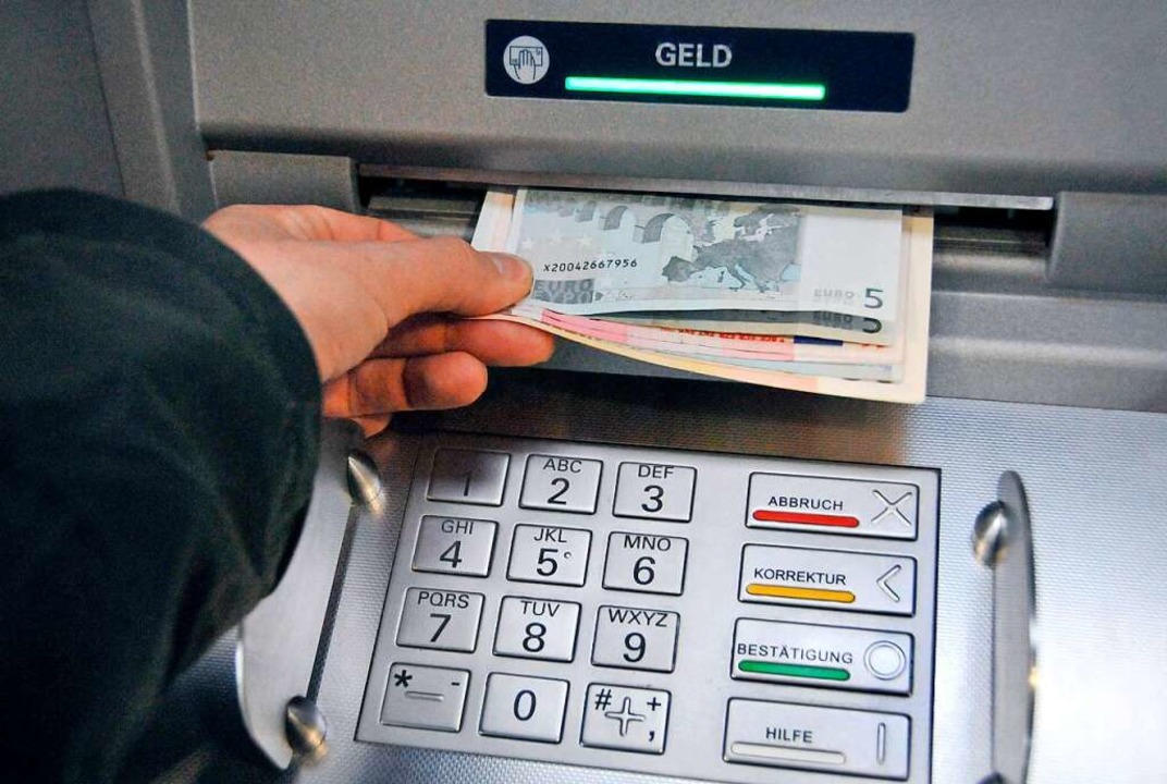 Um 100 Euro wurde eine Dame betrogen, ...Automat allerdings manipuliert worden.  | Foto: Zucchi Uwe