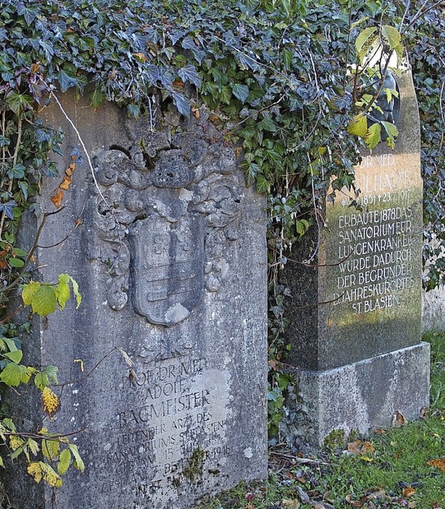 Die Grabsteine Haufe und Bacmeister an der Friedhofsmauer.  | Foto: Thomas Mutter